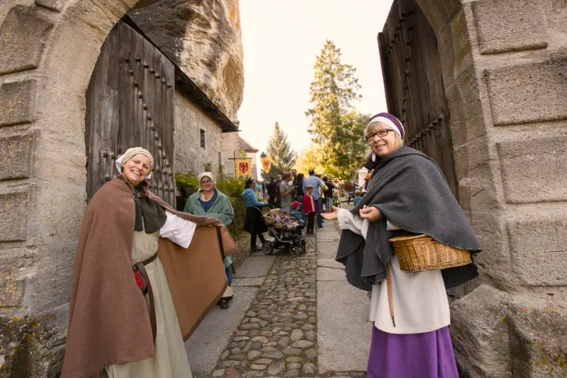 Mittelaltermarkt auf Schloss Lenzburg: Begrüssung an der Schlosspforte